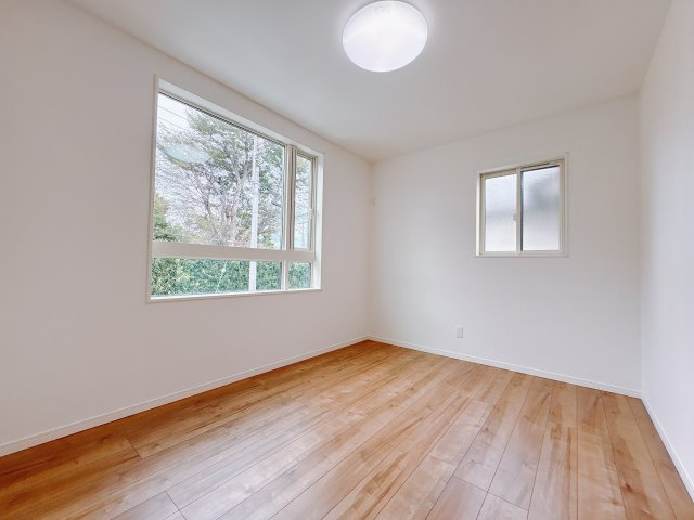 【ワイウッドコート】宇都宮市兵庫塚 第1期の洋室|〇2号棟・2階洋室6帖〇
おしゃれな窓が印象的な洋室です。お子様用や趣味のお部屋に最適な広さです。
※2025年9月撮影