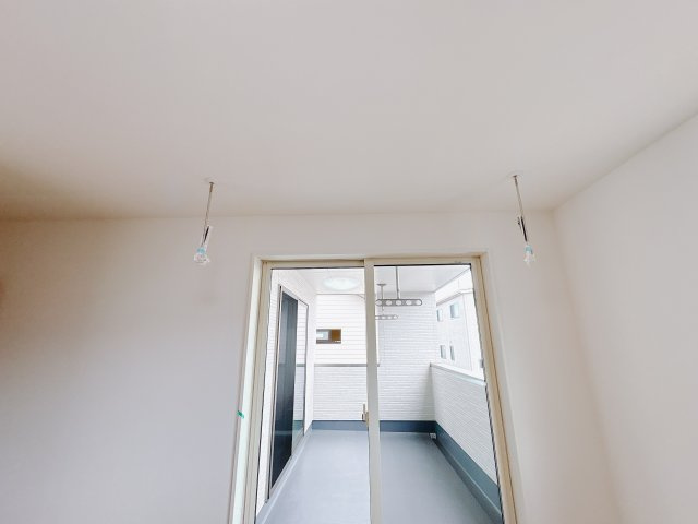 【ワイウッドコート】宇都宮市兵庫塚 第1期の洋室|〇2号棟・室内物干し〇
バルコニー側に室内物干し完備♪
 ※2025年9月撮影