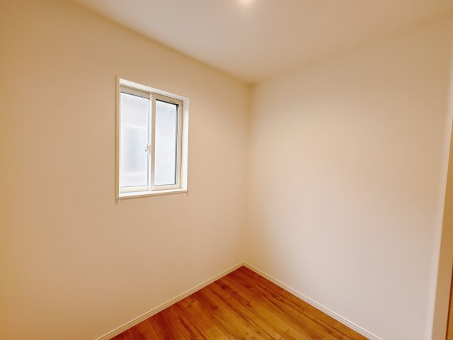 【ワイウッドコート】宇都宮市兵庫塚 第1期の収納|〇2号棟・2階納戸〇
廊下にある広く取られたスペース。お子様のお遊びテーブルを置いたり、家族共有の本棚を置いたりと使い勝手は様々♪
※2025年9月撮影