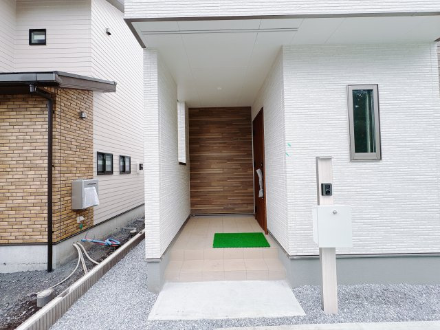 【ワイウッドコート】宇都宮市兵庫塚 第1期のエントランス|〇2号棟エントランス〇
玄関には停電時でも使えるスマートキーを搭載。お買い物で両手がふさがっていても楽に開錠できます。
※2025年9月撮影