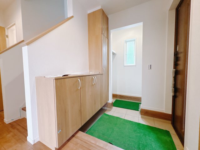 【ワイウッドコート】宇都宮市兵庫塚 第1期の玄関|〇2号棟　玄関〇
大容量シューズボックスに加え土足のまま出入りできるシューズクローク完備♪家の入口である玄関に靴などが散乱することなくすっきりとした空間を創ることができます。
※2025年9月撮影