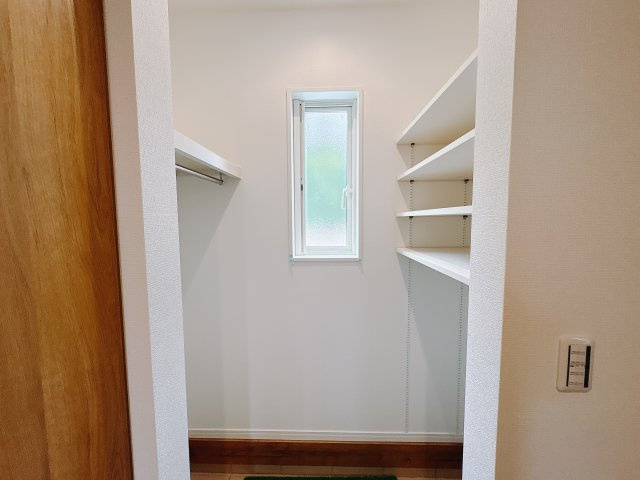 【ワイウッドコート】宇都宮市兵庫塚 第1期の収納|〇2号棟シューズインクローク〇
稼働棚の付いたシューズインクローク。土間仕様なので雨の日の出入りも気になりません。明り取りサッシも付いているので換気も〇ですね♪
※2025年9月撮影
