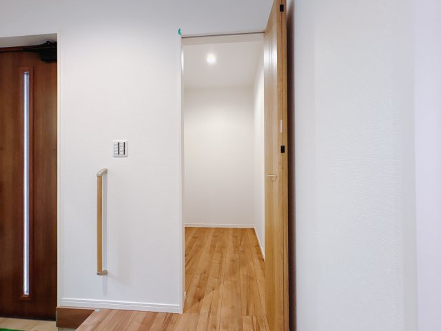 【ワイウッドコート】宇都宮市兵庫塚 第1期の収納|〇2号棟　1F納戸1.5帖〇
玄関横の納戸は掃除用具などの日用品やご家族のコートやバックもすっきりお片付け。何かと散らかりがちな玄関周りにあると嬉しい収納スペースです。
※2025年9月撮影