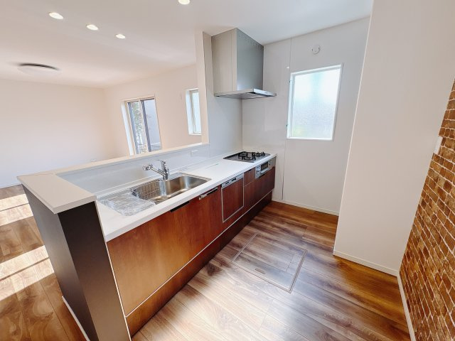 【ワイウッドコート】宇都宮市兵庫塚 第1期の収納|〇3号棟キッチンパントリー〇
キッチン後ろもゆったりとした空間を持たせてあります。パントリー棚も完備されていますので、買い置きの食材もすっきり収納できます。
※2025年12月撮影
