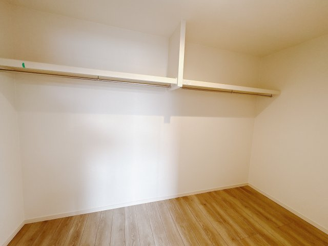 【ワイウッドコート】宇都宮市兵庫塚 第1期の収納|〇3号棟・ウォークインクローゼット〇
2.2帖のWIC！パイプや枕棚で空間を立体的に使います。衣類の種類や使用頻度に合わせて、整頓できます。大型スーツケースや季節家電も収納可能です！
