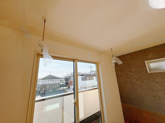 【ワイウッドコート】宇都宮市兵庫塚 第1期の設備|〇室内物干し〇
主寝室バルコニー窓際に設置♪天候、時間、季節に左右されず、防犯面でも安心して干せますね。共働き家庭やアレルギー対策としても有効な手段です。