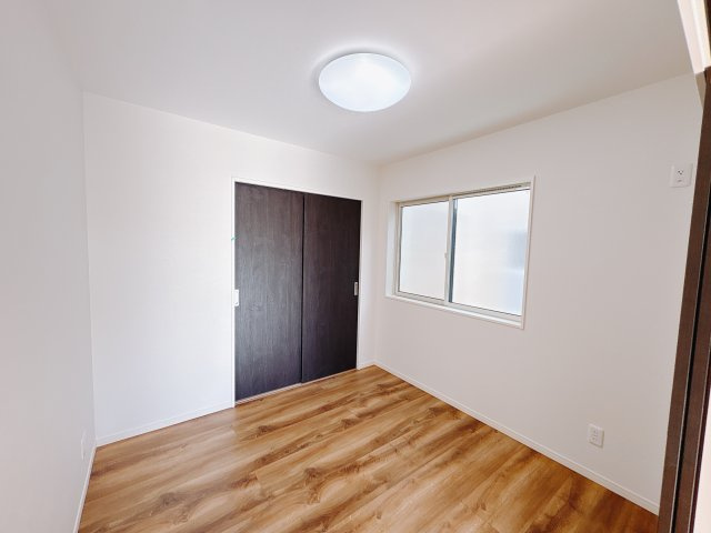 【ワイウッドコート】宇都宮市兵庫塚 第1期の独立洗面台|〇3号棟　洗面化粧台〇
玄関からリビングに入らず手洗できる動線です。部活から帰ったお子様も手洗、お着換えしてからお部屋に入れます。
 ※2025年12月撮影