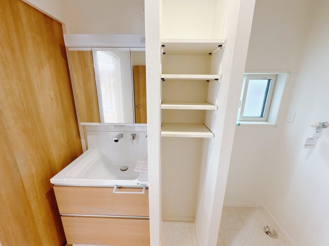 【ワイウッドコート】宇都宮市兵庫塚 第1期のトイレ|〇3号棟トイレ〇
ニッチ収納＆タオル掛け付きトイレ。ご家族様の多いご家庭でも安心の、２階建てプランはもちろん、トイレ２ヵ所付きです！ふたは自動開閉式◎
※2025年12月撮影