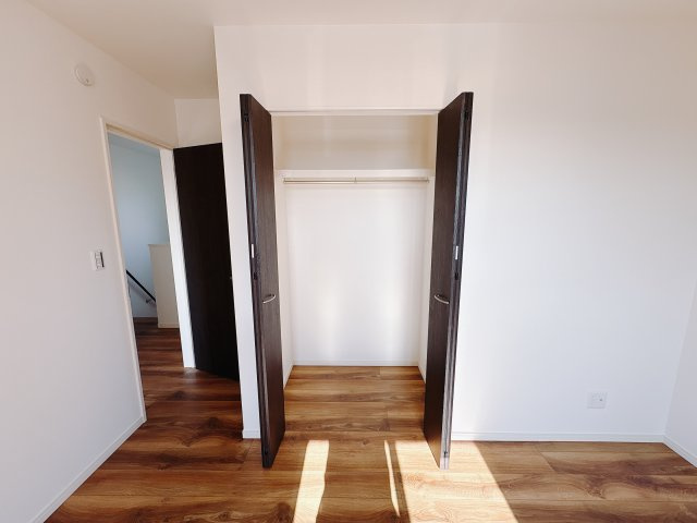 【ワイウッドコート】宇都宮市兵庫塚 第1期の洋室|〇3号棟・2階洋室6帖〇
ベッドと机を無理なく置ける広さです。お子様用のお部屋にちょうど良い広さです。
 ※2025年12月撮影