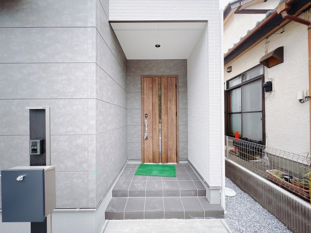 【ワイウッドコート】宇都宮市兵庫塚 第1期の玄関|〇3号棟玄関〇
広めの玄関ホールにたっぷりのシューズボックス。ご家族みんなでお出かけするときでも玄関渋滞はおきません！
※2025年12月撮影