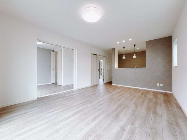 【ワイウッドコート】宇都宮市兵庫塚 第1期の居間・リビング|〇3号棟LDK16.9帖〇 
広々としたリビングは南側に設けた掃き出し窓からたくさんの陽光を取り入れてくれます。
お子様のリビング学習の場、お友達とのティータイムなどさまざまな場面で大活躍♪