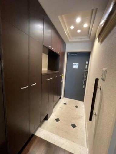 ライオンズガーデン東別院の玄関