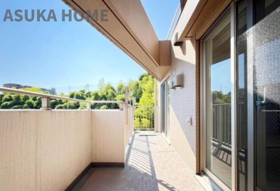 日神パレステージ中山のバルコニー|広くワイドなスペースになっているので、一度にたくさんの洗濯物が干せそうですね♪