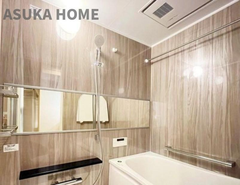 日神パレステージ中山の浴室|ゆったり足が伸ばせるので、毎日の疲れを癒すバスタイムを実現。ご家族みんなでも入れますね♪浴室換気乾燥暖房機付きで浴室内干しも可能！