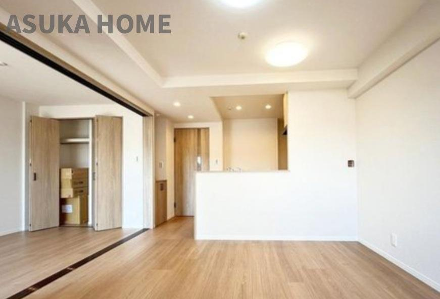 日神パレステージ中山の居間・リビング|10.8帖のLDKと隣接した6帖の洋室。
洋室は、リビングから目が届く場所なので、お子様の遊び部屋・お昼寝スペースとして使うのもオススメです♪
