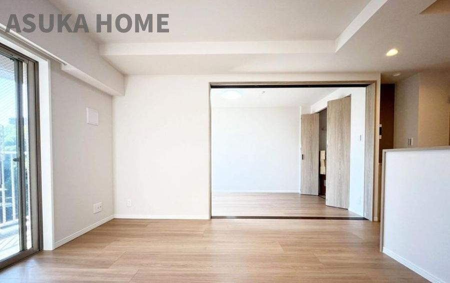 日神パレステージ中山の居間・リビング|どちらの居室にも大きな窓がある為、リビング全体が明るい陽光に包まれます♪
