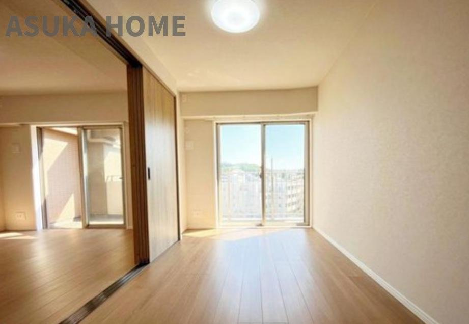 日神パレステージ中山の洋室|来客の際には、LDKと洋室の間の扉を開けることで、開放感あふれる空間に。どちらの居室にも大きな窓がある為、リビング全体が明るい陽光に包まれます♪