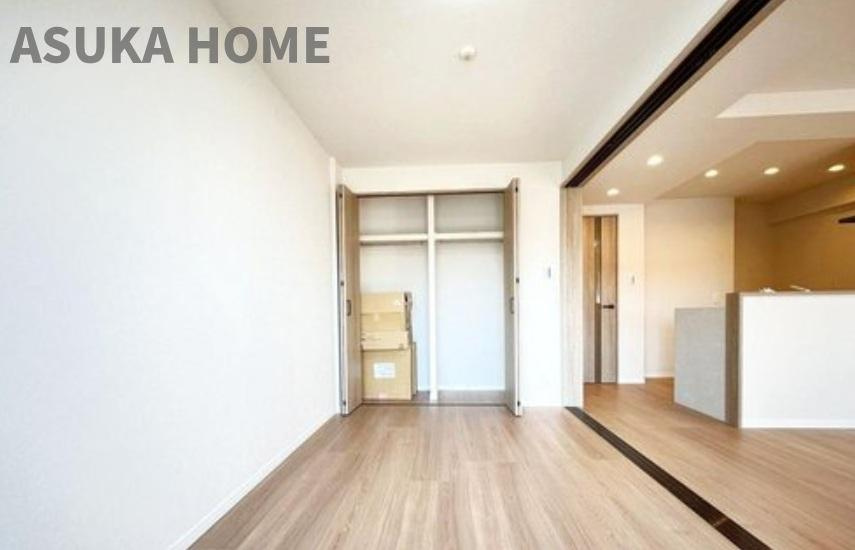 日神パレステージ中山の収納|枕棚があるクローゼットは多様なお洋服の収納にも対応しやすく、広いクローゼットなのでお子様の成長に合わせた収納ができそうですね♪