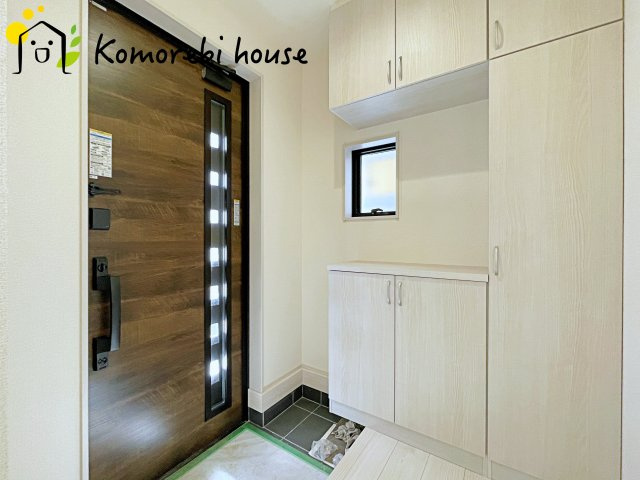 さいたま市西区宝来　新築一戸建て　リーブルガーデン　07の玄関|落ち着いた玄関です