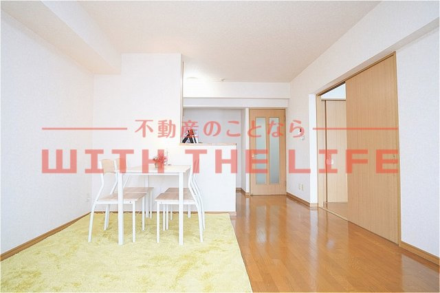 AMアオキ【キャッシュバック対象物件】の内装|明るい色調の室内です