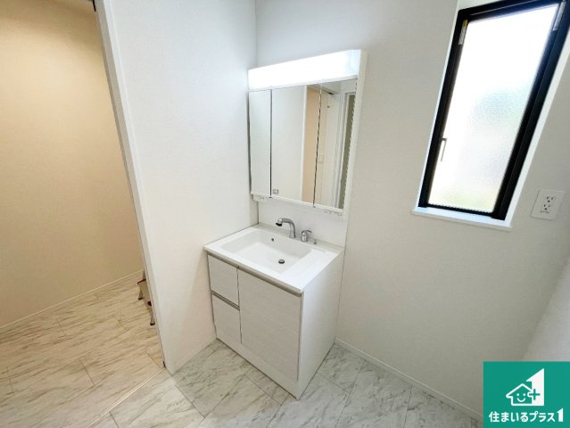 池田市旭丘　新築一戸建ての独立洗面台|清潔感のある洗面台です。フラットな鏡は掃除がしやすく毎日清潔！鏡裏には収納があるのでスッキリとした洗面台が保てます。