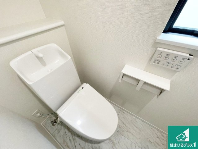 池田市旭丘　新築一戸建てのトイレ|1・2階の2ヶ所にあるので、朝の忙しい時間の順番待ちもなく、深夜の利用にも大変便利です。