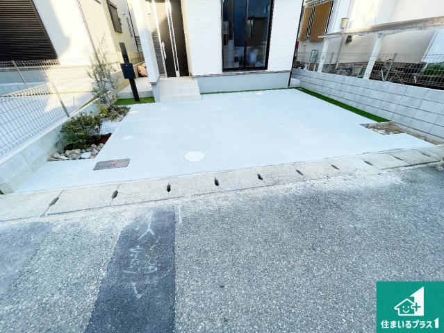 池田市旭丘　新築一戸建ての駐車場|並列２台駐車可能！ゆとりの駐車スペースで車庫入れもスムーズ！

