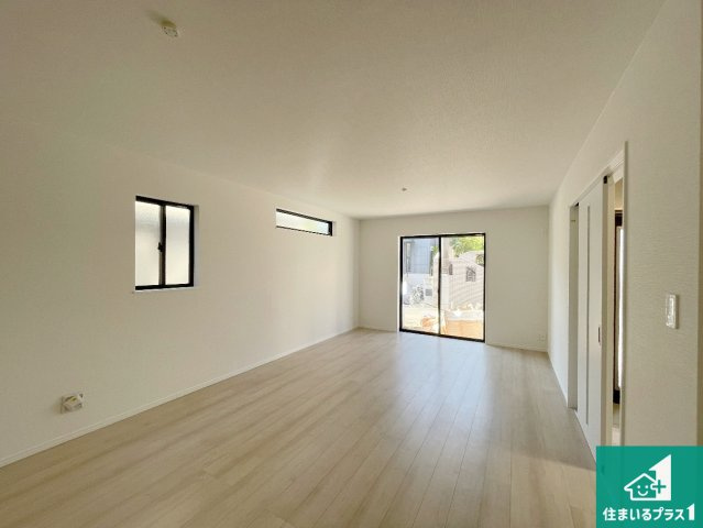 池田市旭丘　新築一戸建ての居間・リビング|日当たり良好の明るいリビングで朝の目覚めもスッキリできそう！対面キッチンでご家族のコミュニケーションも自然と増える設計！小さなお子様が遊ぶスペースを作っても広々とくつろげるLDK！