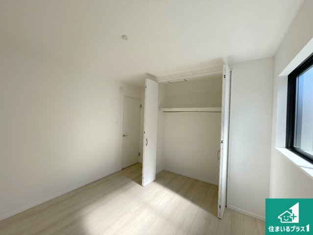 池田市旭丘　新築一戸建ての洋室|収納スペースが充実しているので子供の成長に合わせてたくさん収納ができます！家族構成に合わせた様々な活用ができる収納！