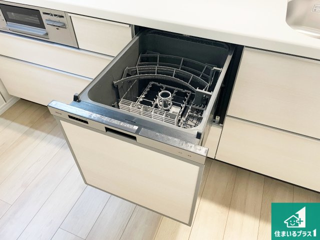 池田市旭丘　新築一戸建ての設備|食事後の一仕事、食器洗いをボタン一つでお任せできちゃいます！場所を取らないビルトイン式なので、お料理スペースもしっかり確保！