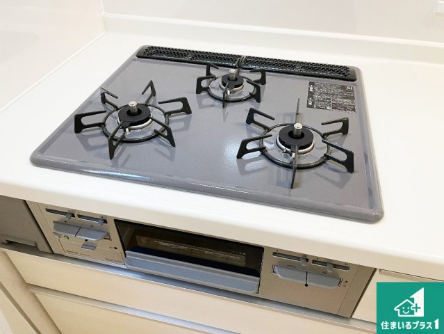 池田市旭丘　新築一戸建ての設備|ダブル高火力Ｓｉセンサー付きコンロ！３口あるので、まとめて料理をする時も大活躍！