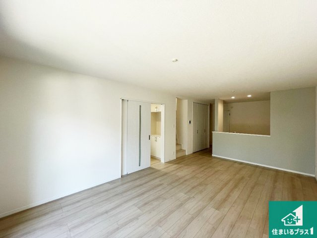 池田市旭丘　新築一戸建ての居間・リビング|シンプルなリビングは、観葉植物等のインテリアを楽しめますね！パパ好みにも、ママ好みにも家具次第で雰囲気を変えることができます！