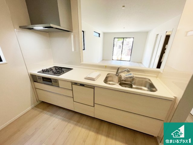 池田市旭丘　新築一戸建てのキッチン|リビングと統一感があり、使い勝手のいいキッチン。広々としているので、二人並んで作業が出来ちゃいます。お子様と一緒に色々なお料理に挑戦できるスペースがあります。