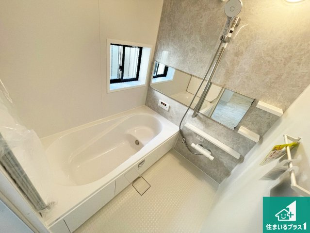 池田市旭丘　新築一戸建ての浴室|足をゆったり伸ばして寛げる浴槽です。窓が設けられていますので差し込む光が明るく穏やかな雰囲気にしてくれます♪浴室乾燥機も設置しているので、雨の日の洗濯物も安心です♪