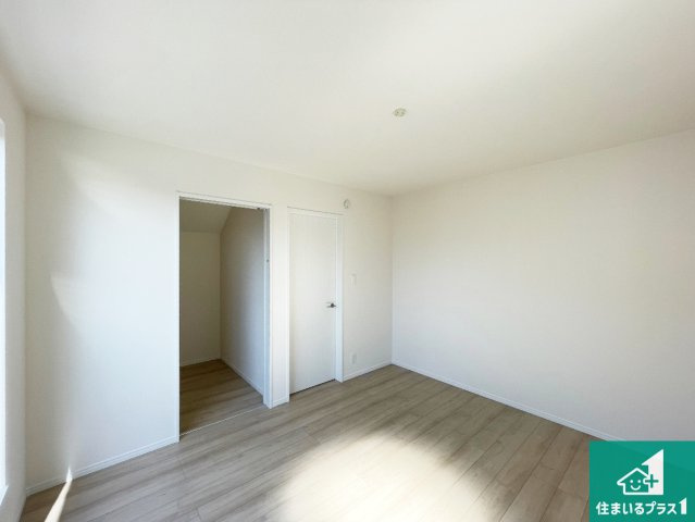 池田市旭丘　新築一戸建ての洋室|ウォークインクローゼット付きで生活スペースもスッキリできます。各居室にも収納がありますので、お子様の衣類やおもちゃなどもしっかり収納できます。
