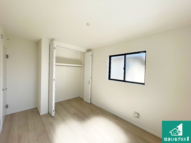 池田市旭丘　新築一戸建ての洋室|収納スペースが充実しているので子供の成長に合わせてたくさん収納ができます！家族構成に合わせた様々な活用ができる収納！