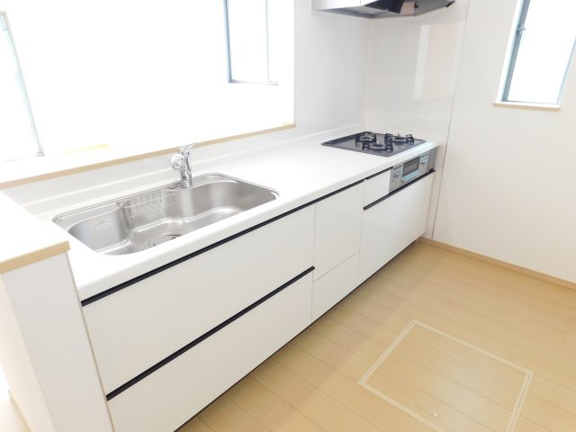 弥富市平島東３丁目の新築一戸建のキッチン|◇キッチン◇　　人気の対面式・人造大理石カウンターシステムキッチン・浄水機能付ハンドシャワー・スローインクローズレール・静音仕様シンク・Ｓｉセンサーコンロ（３口）・床下収納庫