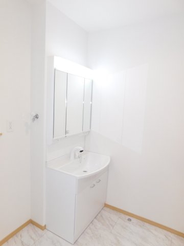 弥富市平島東３丁目の新築一戸建の独立洗面台|◇洗面室◇　　三面鏡シャンプードレッサー　くもり止め仕様