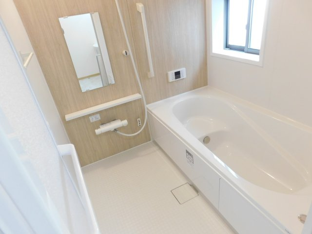 弥富市平島東３丁目の新築一戸建の浴室|◇浴室◇　　広い１坪サイズ（LIXIL）・保温浴槽・エコベンチ浴槽・追い焚き・オートバス・浴室暖房乾燥機・キレイサーモフロア・バリアフリーバス・浴室窓あり