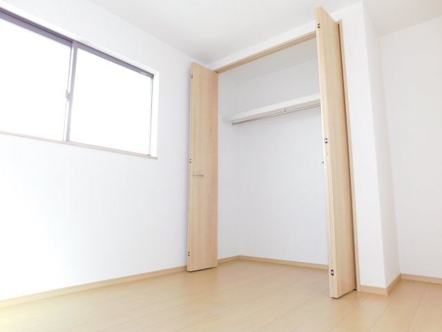 弥富市平島東３丁目の新築一戸建の洋室|◇１階洋室◇　　明るい洋室５．２５帖　全居室収納完備♪