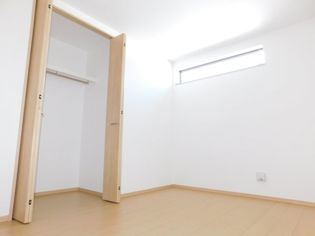 弥富市平島東３丁目の新築一戸建の洋室|◇２階洋室◇　　明るい洋室６．０帖　全居室収納完備♪
