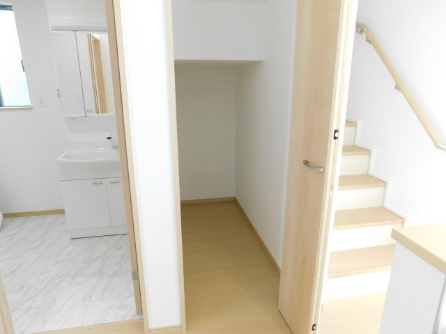 弥富市平島東３丁目の新築一戸建の収納|◇リビング収納◇　　広めの便利な収納♪　キッチン横なので食料品のストックなどにも使えます。