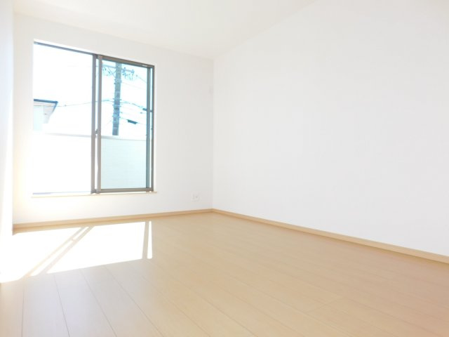 弥富市平島東３丁目の新築一戸建の洋室|◇２階洋室◇　　南面で広くて明るい洋室７．５帖　全居室収納完備♪　バルコニー利用可！