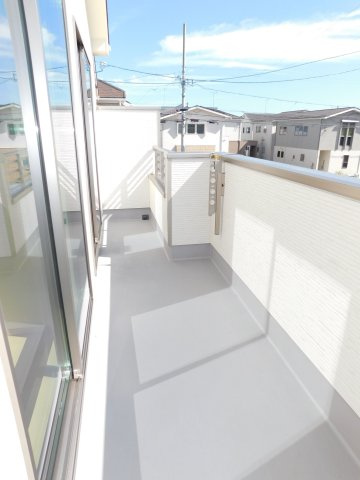 弥富市平島東３丁目の新築一戸建のバルコニー|◇バルコニー◇　　洋室２部屋から出入りできるワイドバルコニー♪　