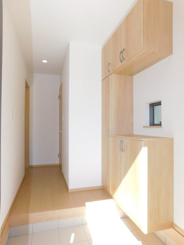 弥富市平島東３丁目の新築一戸建の玄関|◇玄関◇　　家族の履物がしっかり収納できるシューズ収納！　玄関がスッキリ片付きます♪　