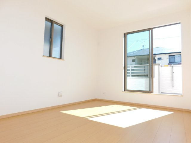 弥富市平島東３丁目の新築一戸建の洋室|◇２階洋室◇　　南面で明るい洋室６．０帖　全居室収納完備♪　バルコニー利用可！