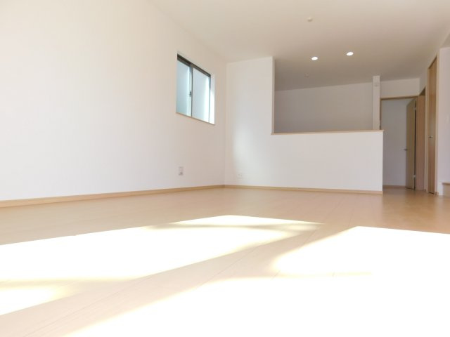 弥富市平島東３丁目の新築一戸建の居間・リビング|◇リビング◇　　南面で明るいリビング１６．０帖　リビング全体や庭の様子が見渡せる対面キッチン♪　