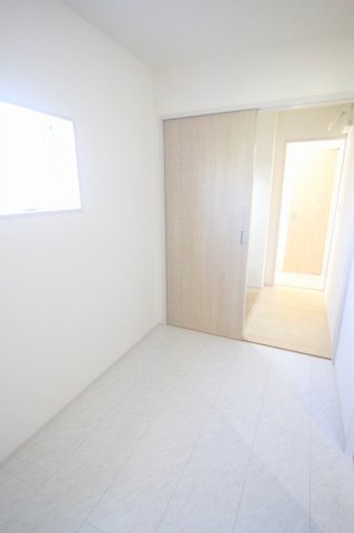 野木潤島　第2　2号棟のランドリースペース|ゆとりある広さのランドリースペース！室内干しもできる設計で天候を気にせず洗濯可能。水回りがまとまり家事動線も良好です。