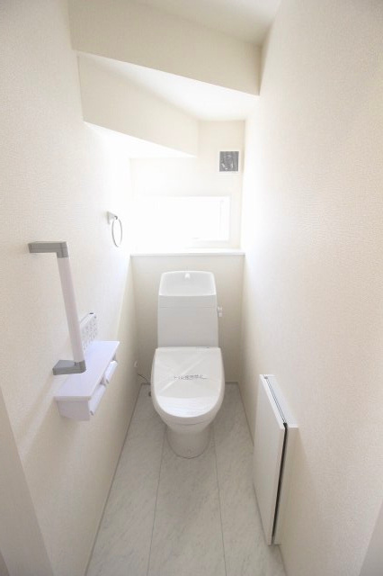 野木潤島　第2　2号棟のトイレ|窓付きで明るく換気もしやすい1階トイレ！手すり付きで立ち座りも安心。来客時にも使いやすい清潔感のある空間です。