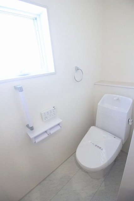 野木潤島　第2　2号棟のトイレ|2階にもトイレを設置しているため朝の混雑を軽減！各居室からも利用しやすく、生活動線に配慮された便利な設備です。